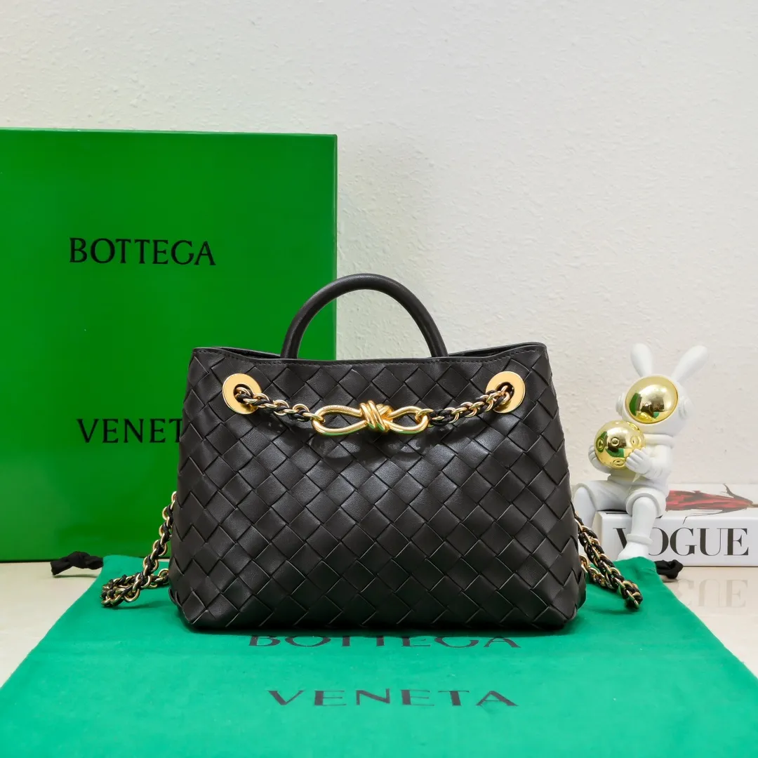 Batch 1960 BOTTEGA VENETA 2024 spring and summer new small ANDIAMO chain bag is also available! 🔥🔥I believe many friends have been waiting for a long time. The metallic chain adds a touch of sophistication to the original softness and elegance of Andiamo. The collision of classic craftsmanship and elegance creates a different kind of beauty. Style number: 6008 Size: 25*22*10.5cm